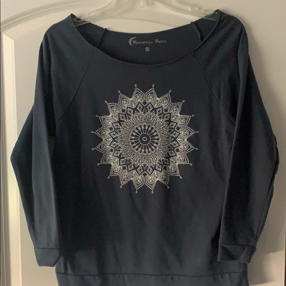 Quarter sleeve mandala top